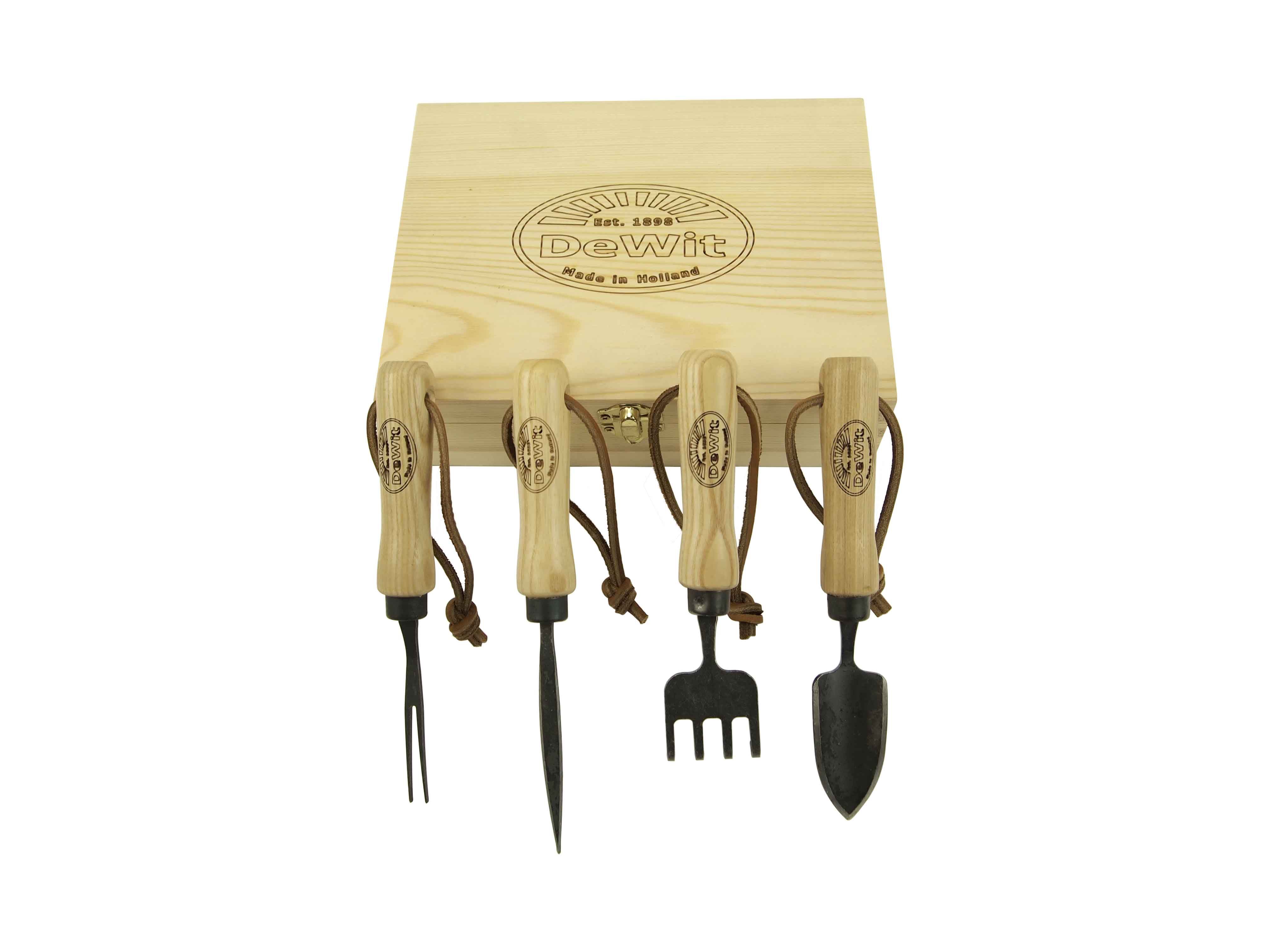 Set with 4 bonsai tools in wooden box